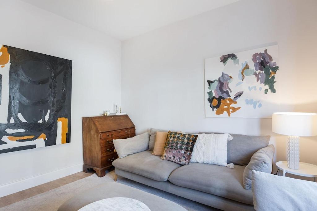 Newly Renovated Large 4/5 Bedroom Victorian Terrace House With Garden. Holiday home London