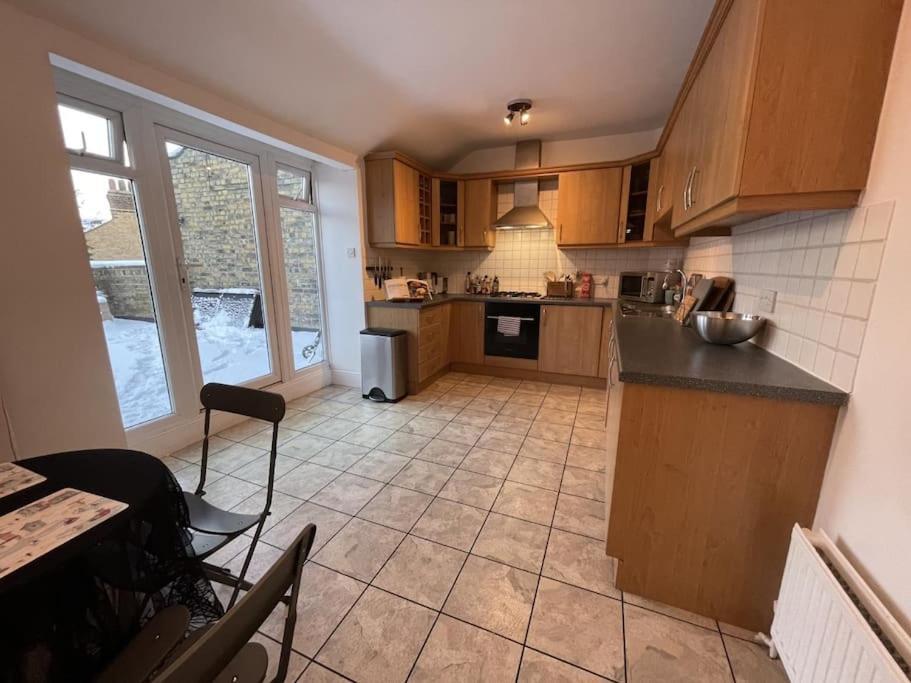 Appartement Spacious Two Bedroom Flat In Prestigious Highgate. Londen