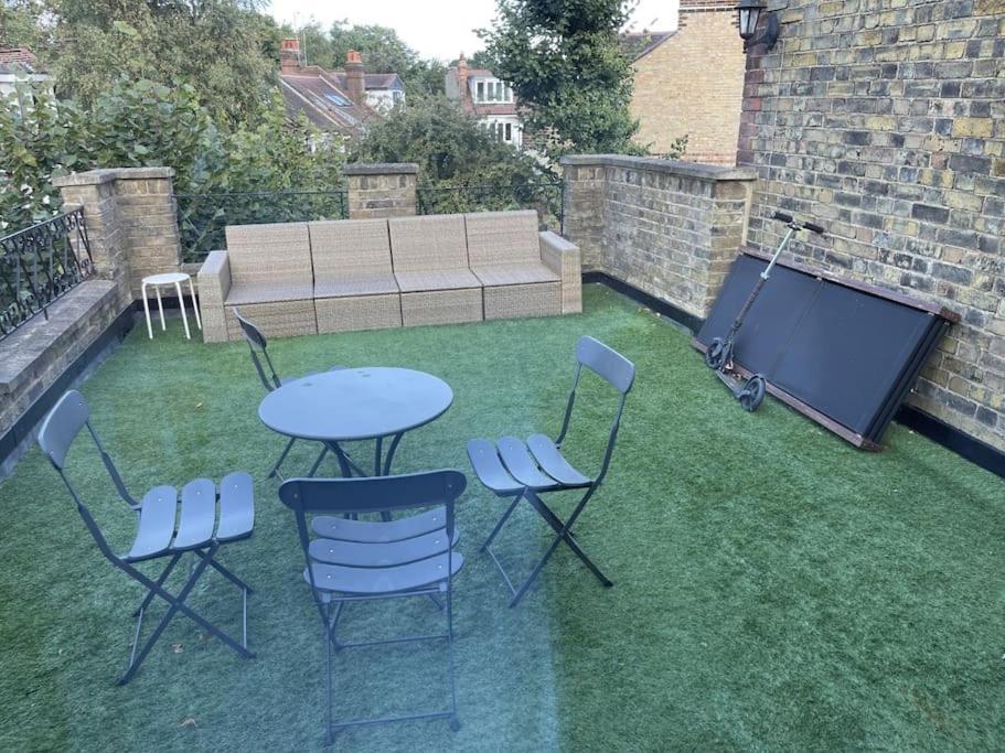 Appartement Spacious Two Bedroom Flat In Prestigious Highgate. Londen