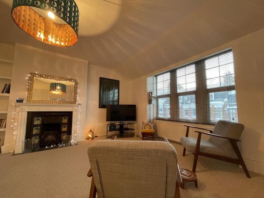 Spacious Two Bedroom Flat In Prestigious Highgate. Appartement