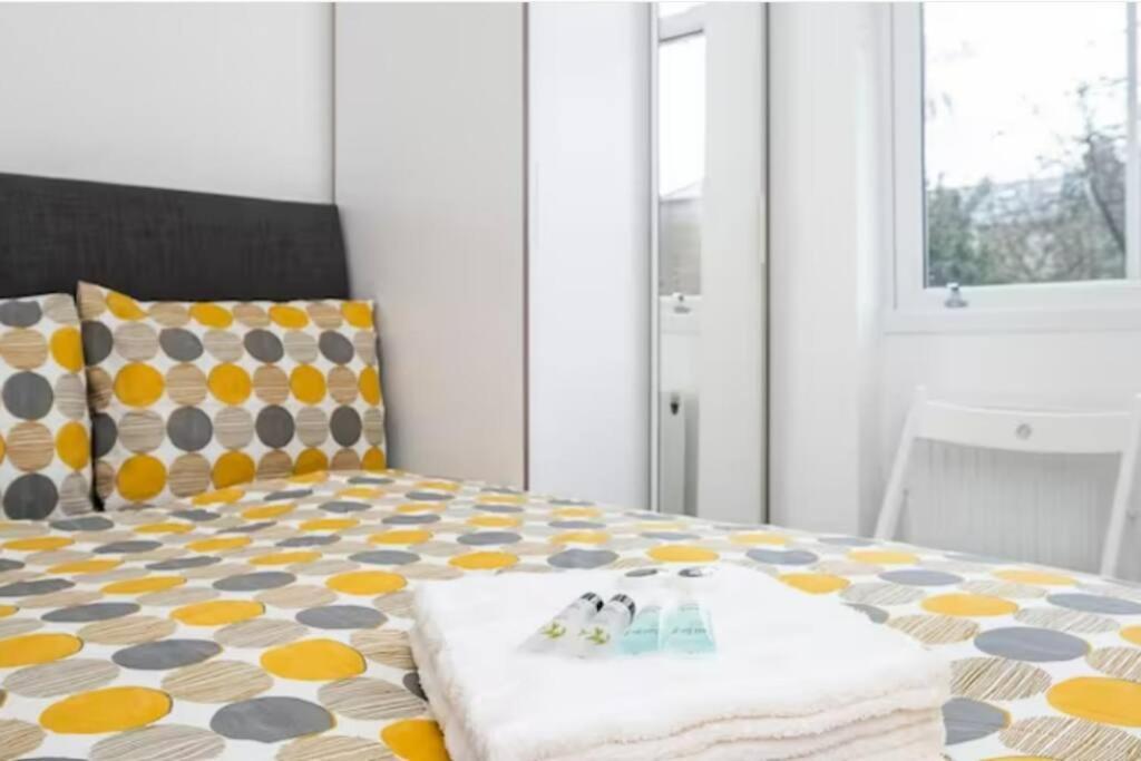 Boutique Modern For Two Near Tube And Bus Stations *