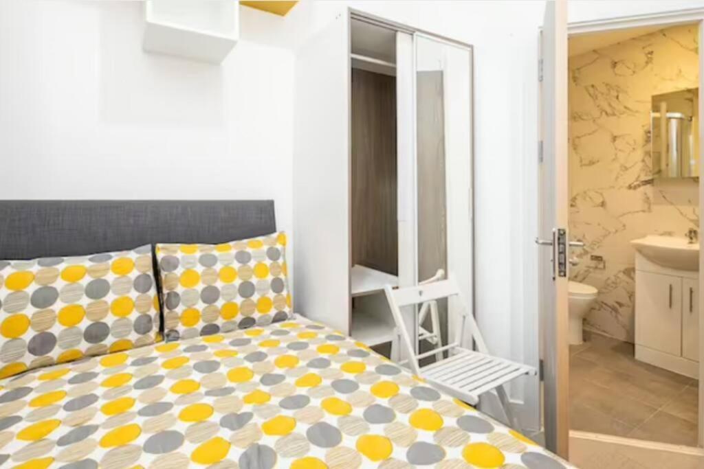 Boutique Modern For Two Near Tube And Bus Stations Appartement