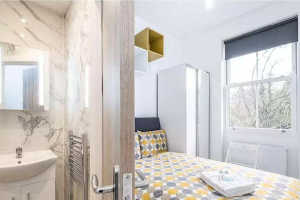 Boutique Modern For Two Near Tube And Bus Stations Appartement Londen