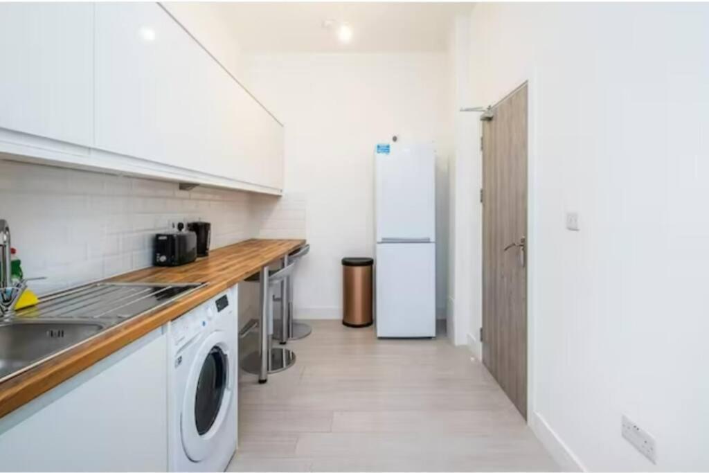 Boutique Modern For Two Near Tube And Bus Stations Appartement *