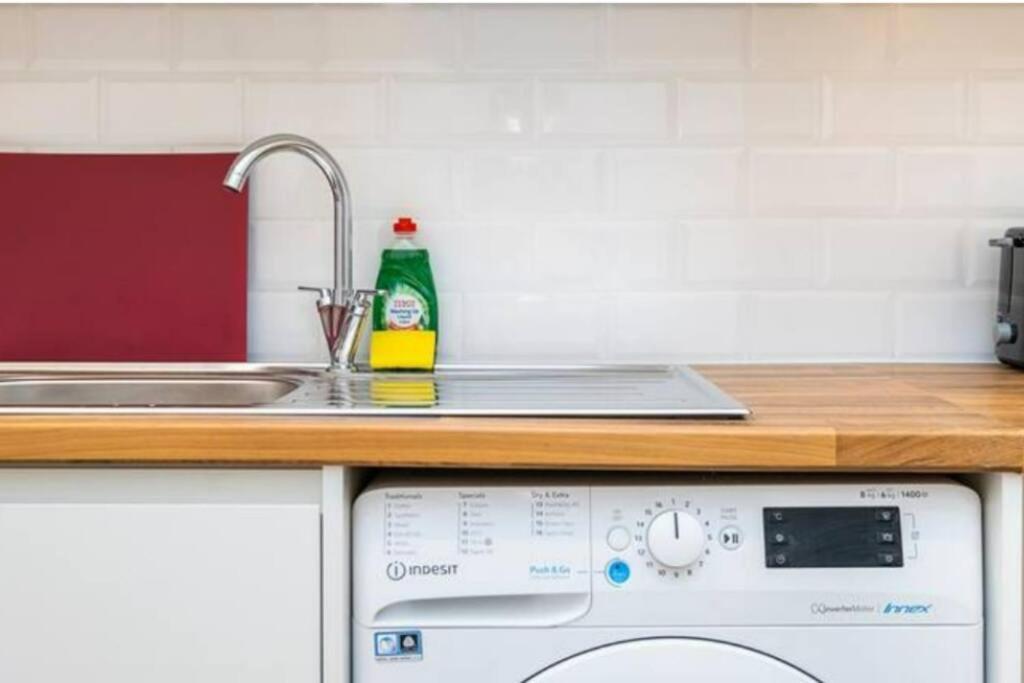 Boutique Modern For Two Near Tube And Bus Stations Londen