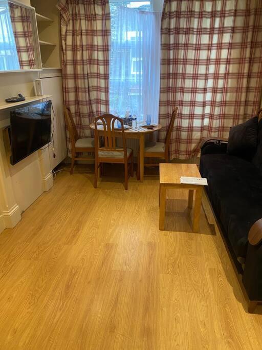 017- Premium Location 100 Penfold Place Lejlighed