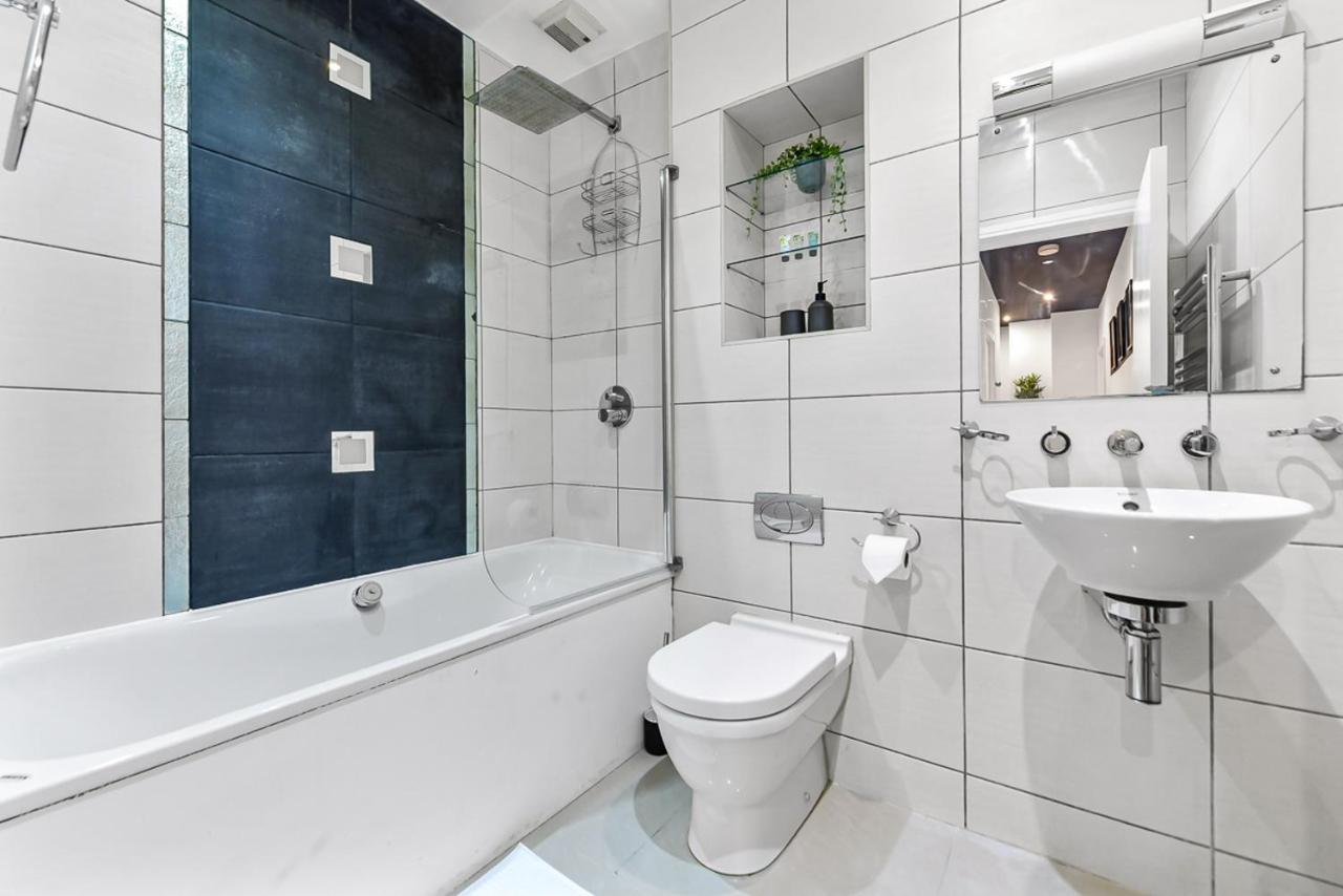 Spacious Contemporary 2 Bed Flat, Leilighet