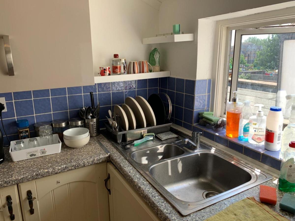 Double Bedroom Near The St Street Rail Station Gjestgiverier London
