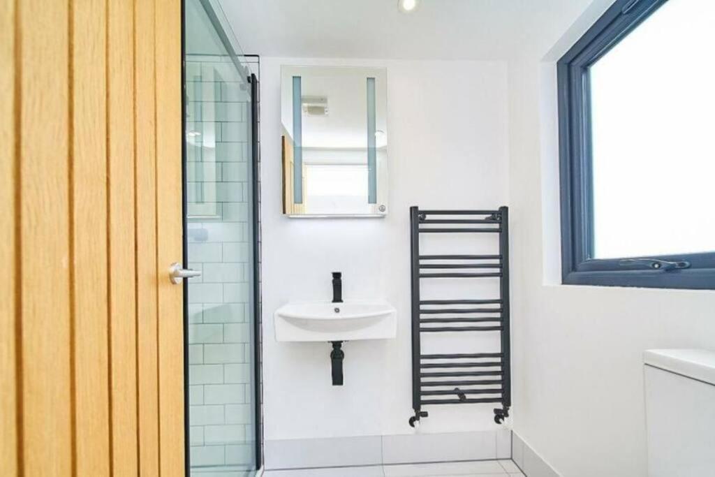 Leilighet Spacious 4br House, London, Sleeps 9, Parking Available London