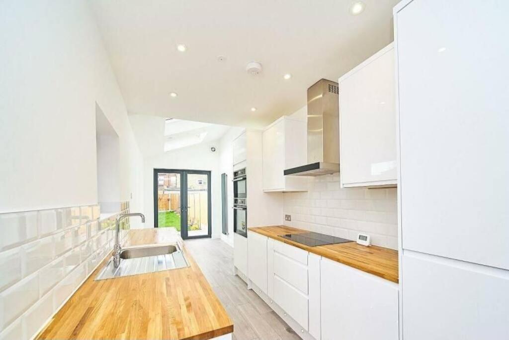 Spacious 4br House, London, Sleeps 9, Parking Available Leilighet *