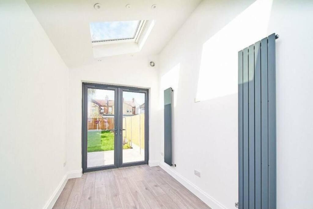 Spacious 4br House, London, Sleeps 9, Parking Available Leilighet London