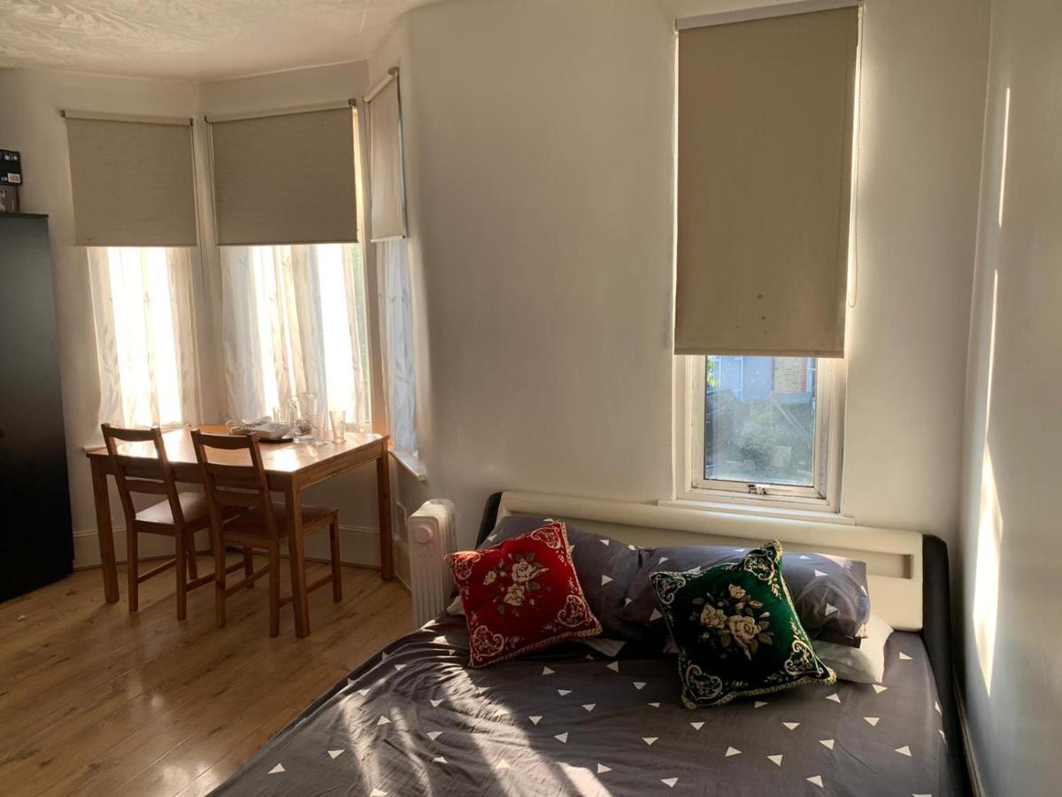 Gjestgiverier Double Bedroom Near The St Street Rail Station London