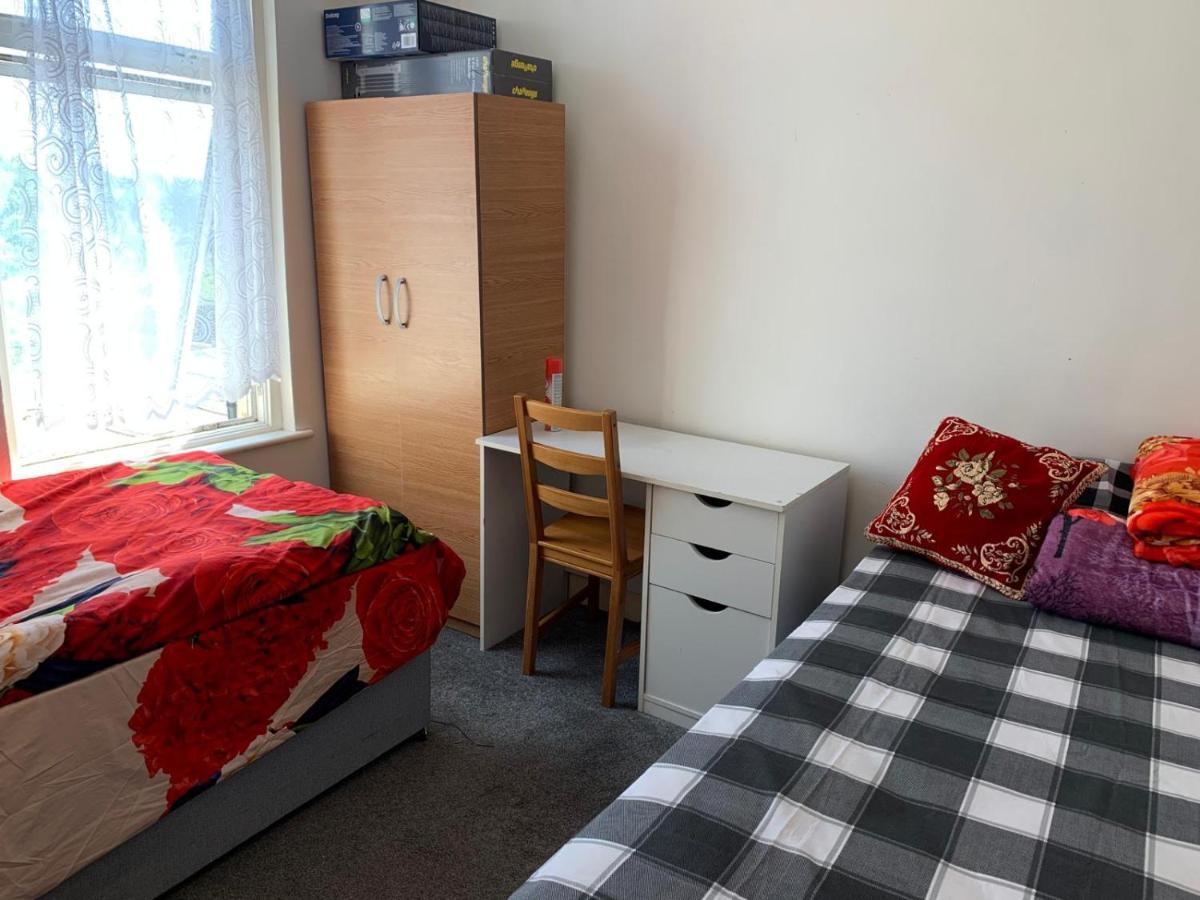 Double Bedroom Near The St Street Rail Station * London
