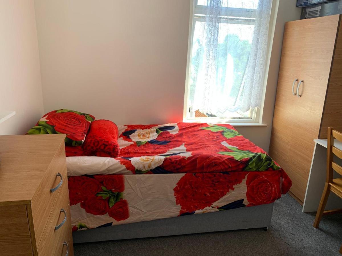 Double Bedroom Near The St Street Rail Station Gjestgiverier