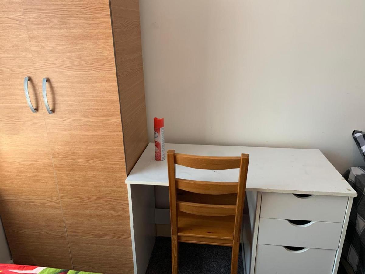 Double Bedroom Near The St Street Rail Station * London