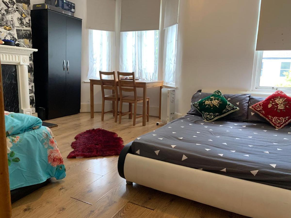 Double Bedroom Near The St Street Rail Station * London