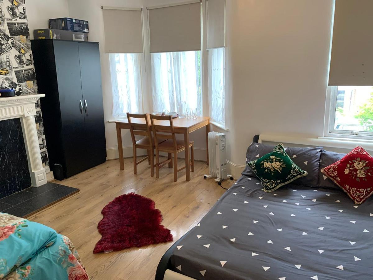 Double Bedroom Near The St Street Rail Station London