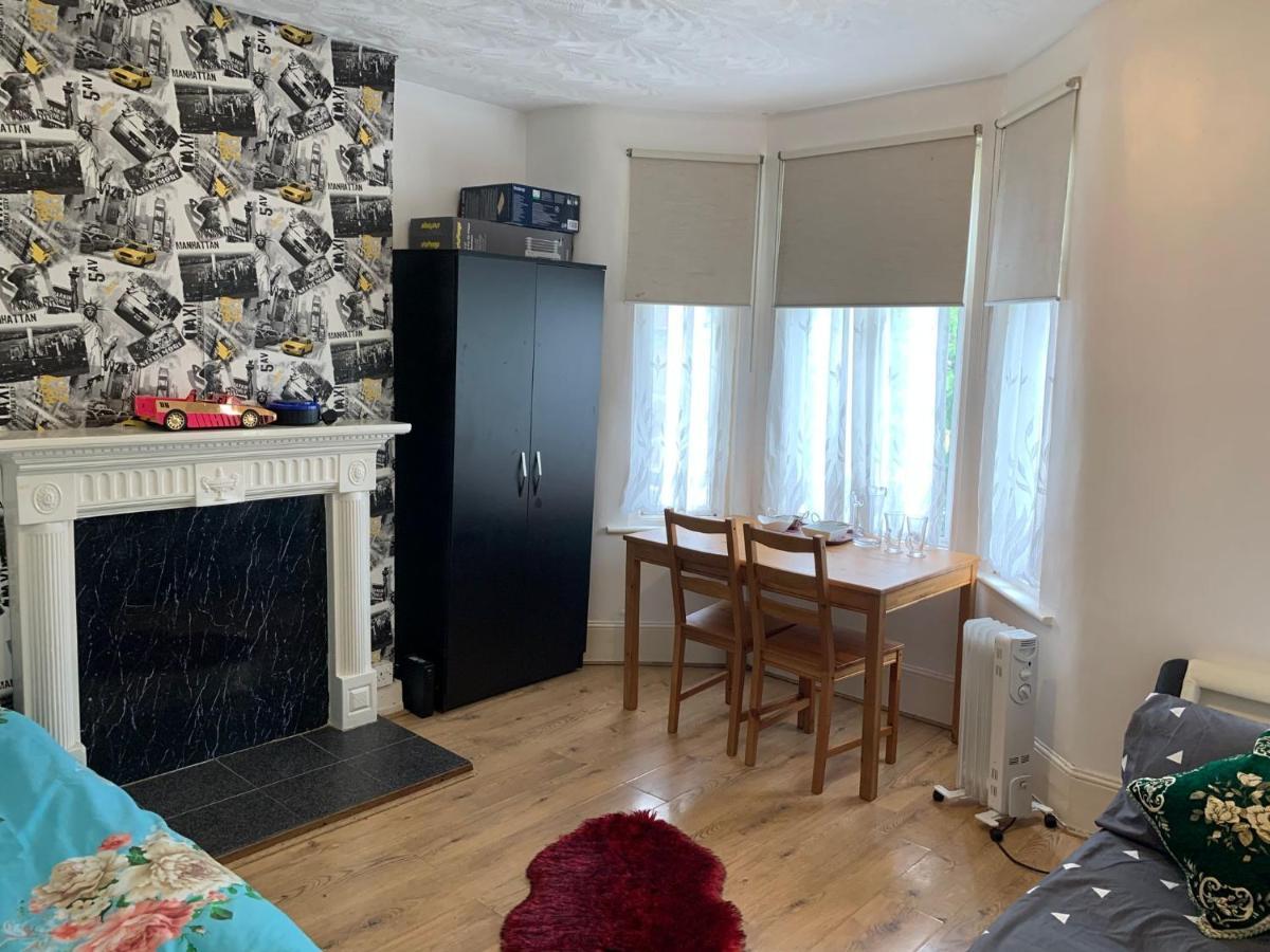 Double Bedroom Near The St Street Rail Station London
