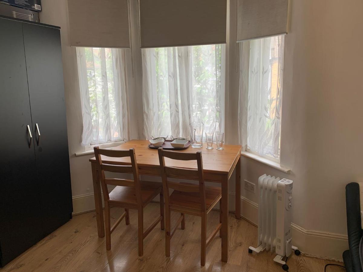 Double Bedroom Near The St Street Rail Station Gjestgiverier London