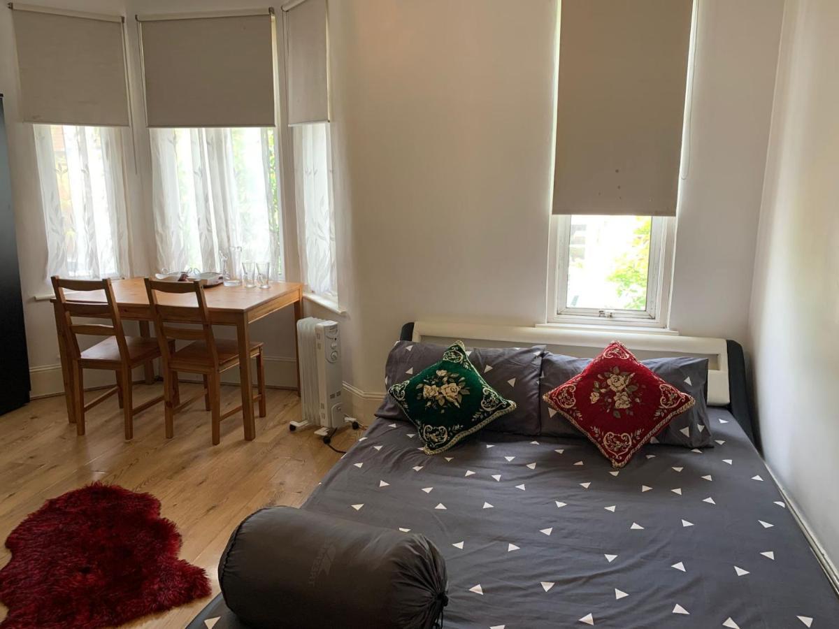 Double Bedroom Near The St Street Rail Station