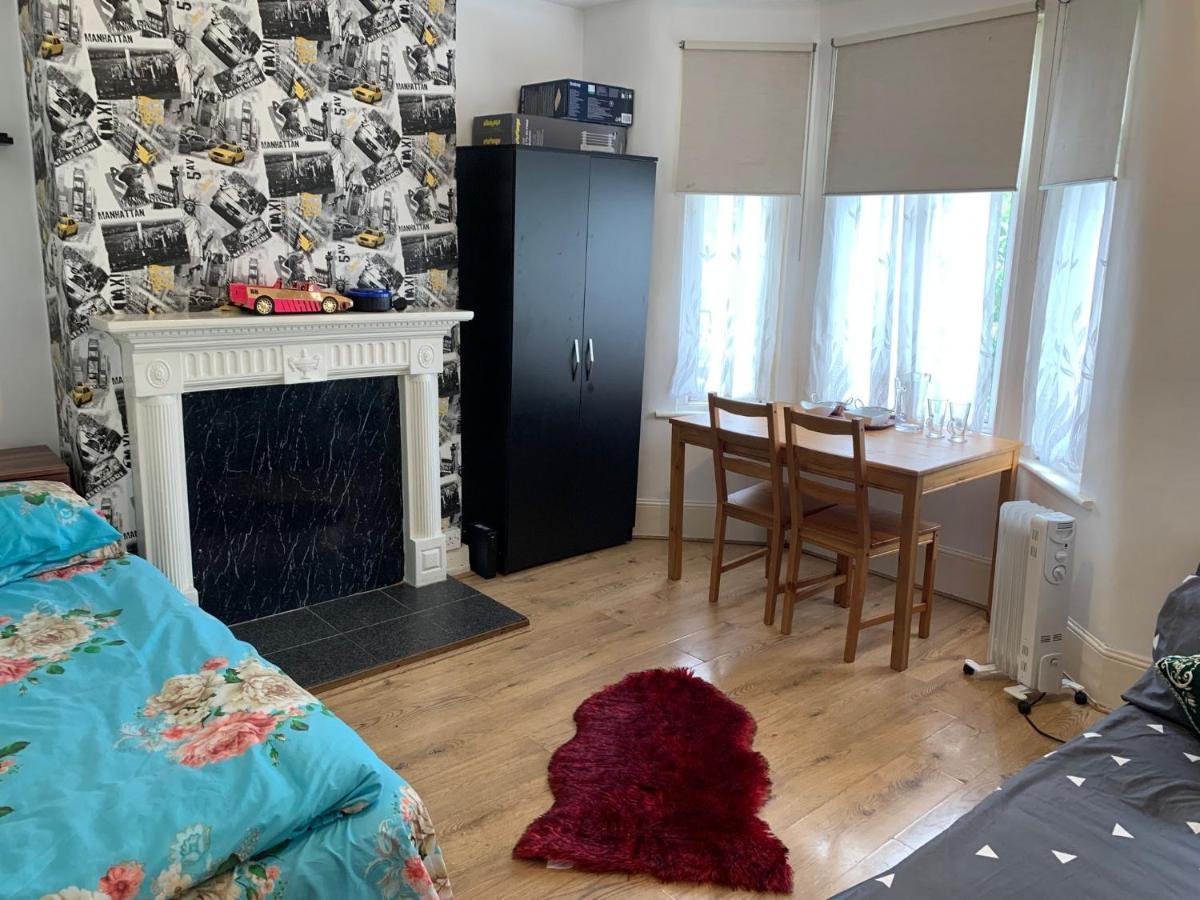 Double Bedroom Near The St Street Rail Station London