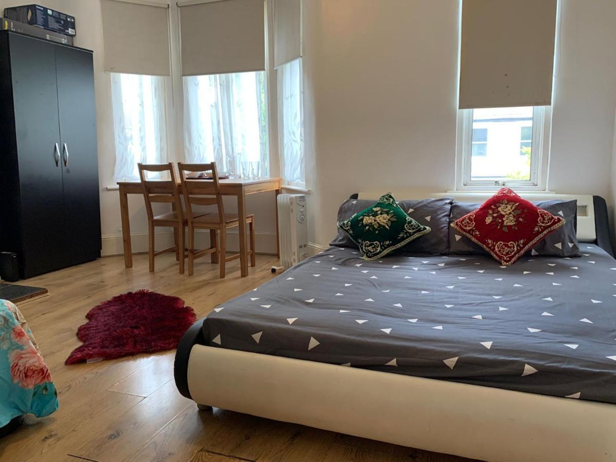 Double Bedroom Near The St Street Rail Station Gjestgiverier