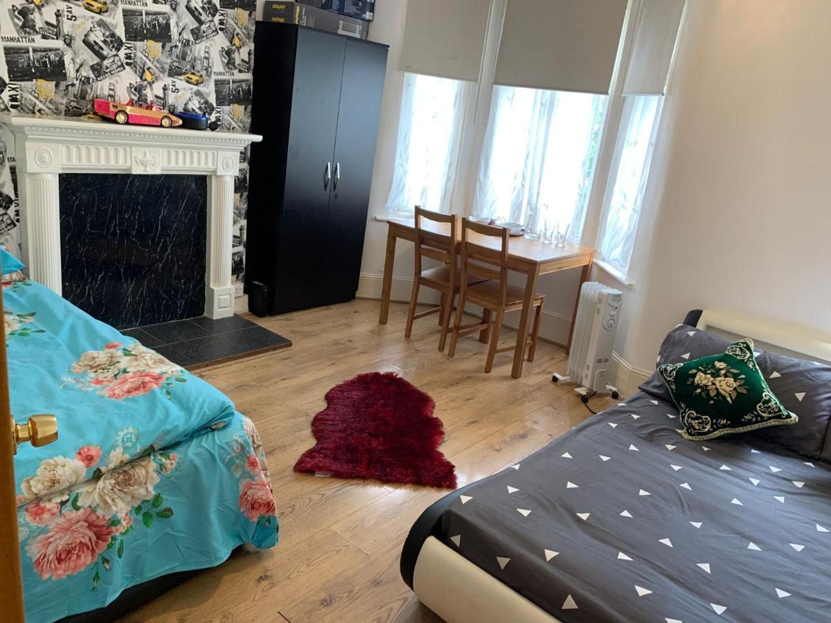 Double Bedroom Near The St Street Rail Station Gjestgiverier