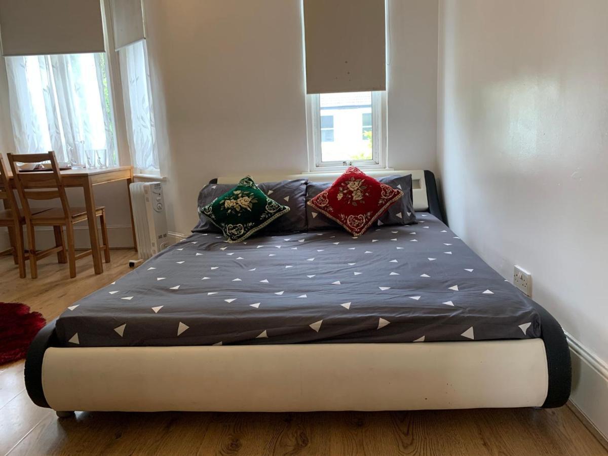 Gjestgiverier Double Bedroom Near The St Street Rail Station London