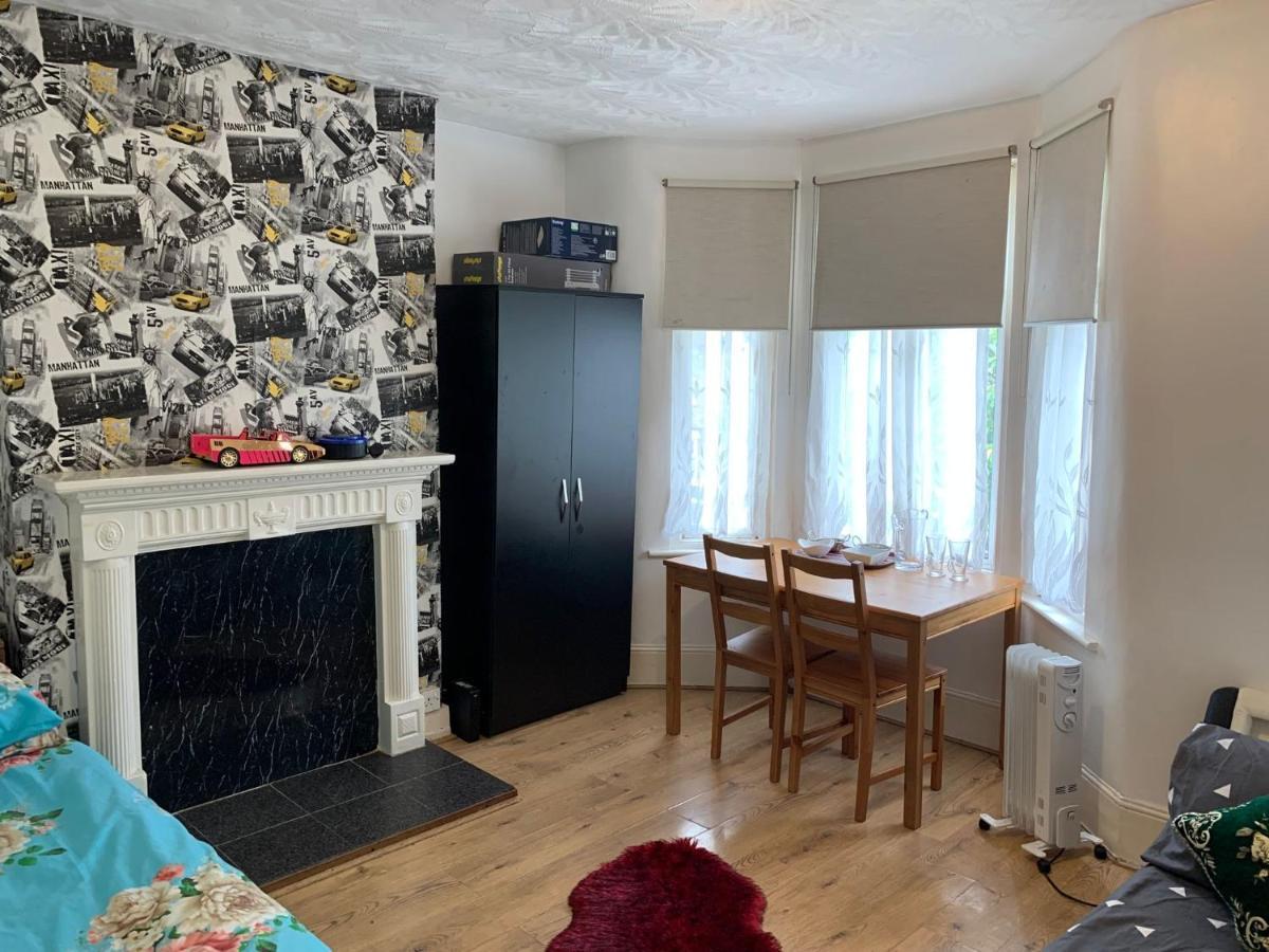 Double Bedroom Near The St Street Rail Station London