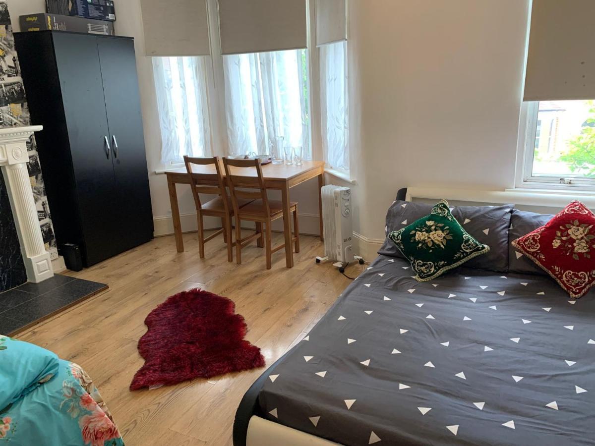 Double Bedroom Near The St Street Rail Station Gjestgiverier