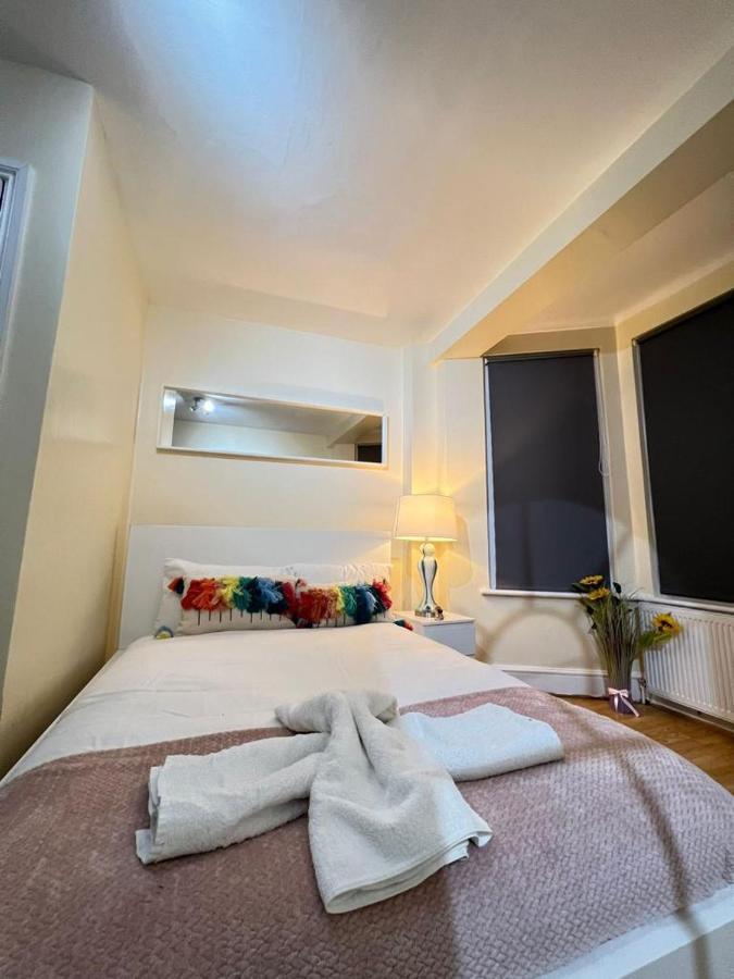 Apartment Three Bedrooms Three Bathrooms Sweet Flat London