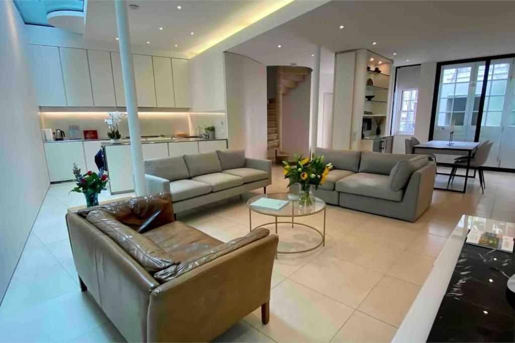 Stunning 4 Bed Mews House With Patio Holiday home London
