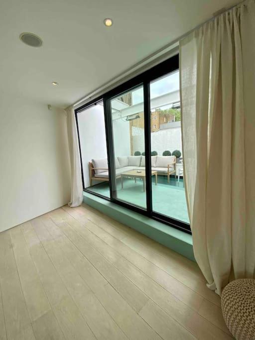 Holiday home Stunning 4 Bed Mews House With Patio London