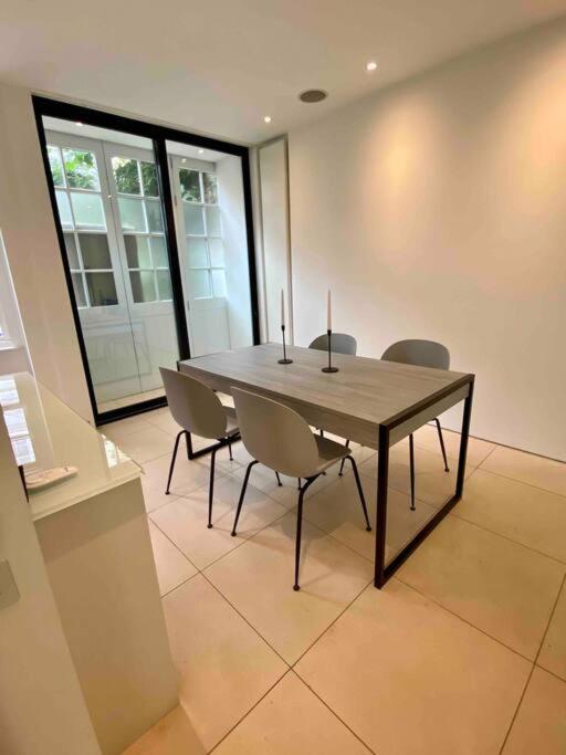 Stunning 4 Bed Mews House With Patio *