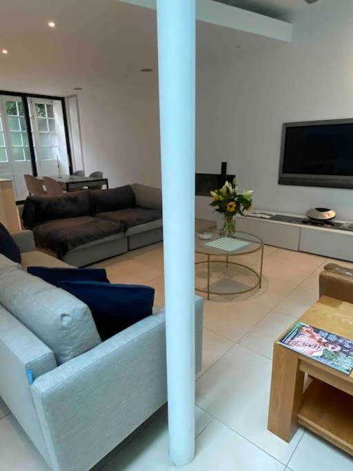 Stunning 4 Bed Mews House With Patio Holiday home London