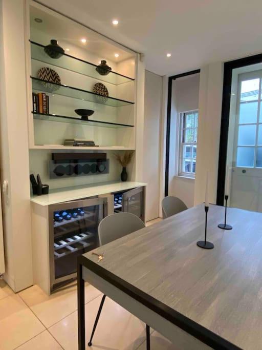 Holiday home Stunning 4 Bed Mews House With Patio London