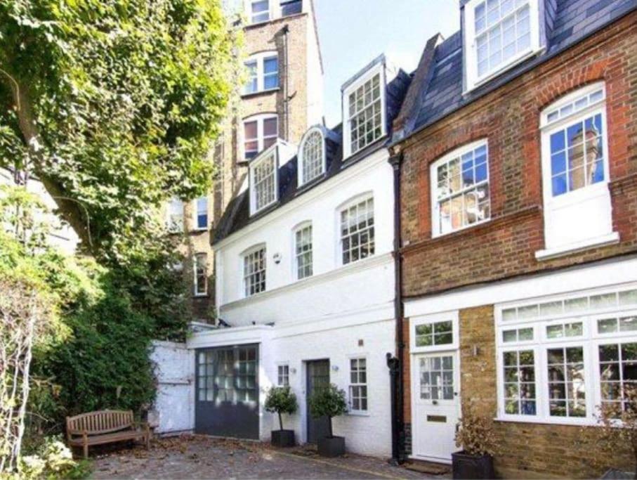 Stunning 4 Bed Mews House With Patio Holiday home