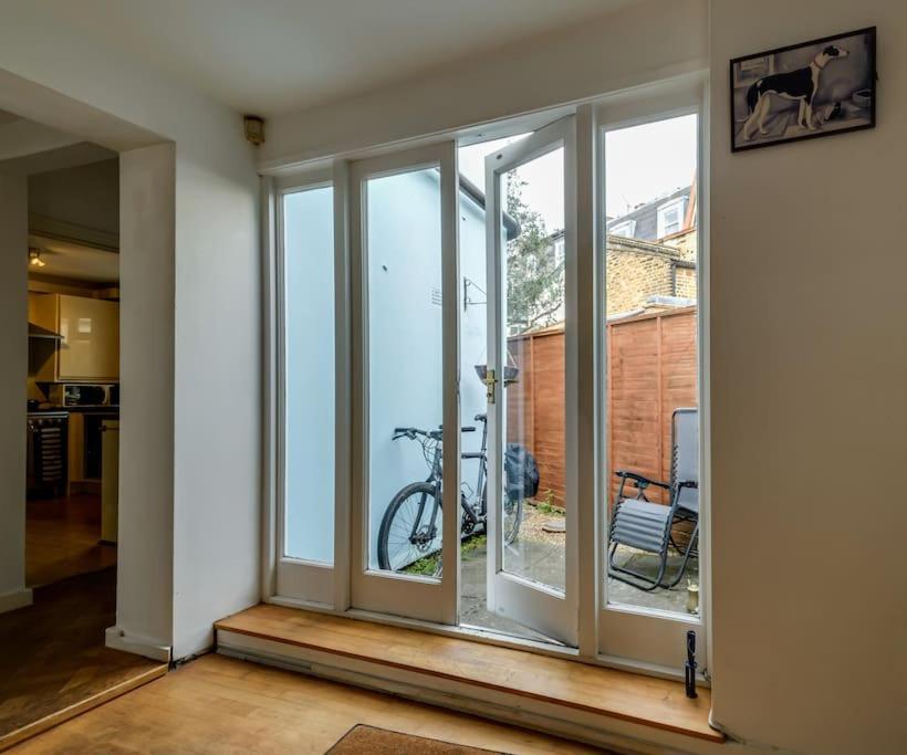 1 Bed Townhouse In Battersea Close To River Thames Feriehus London