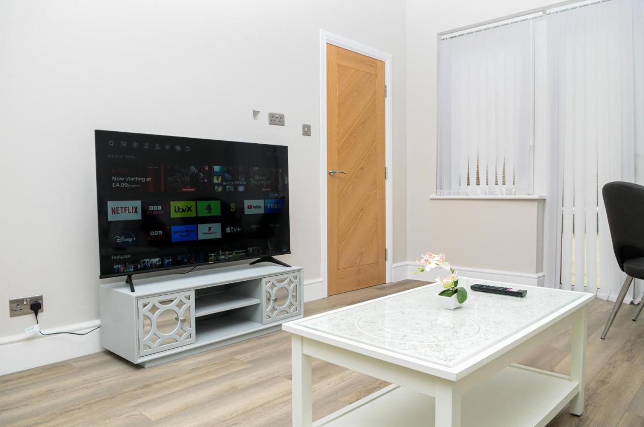 Apartment Luxury 5 Star Apartments, Parking, Garden, Near Metro Stations 10-15mins To