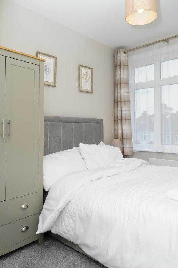 Apartment Luxury 5 Star Apartments, Parking, Garden, Near Metro Stations 10-15mins To