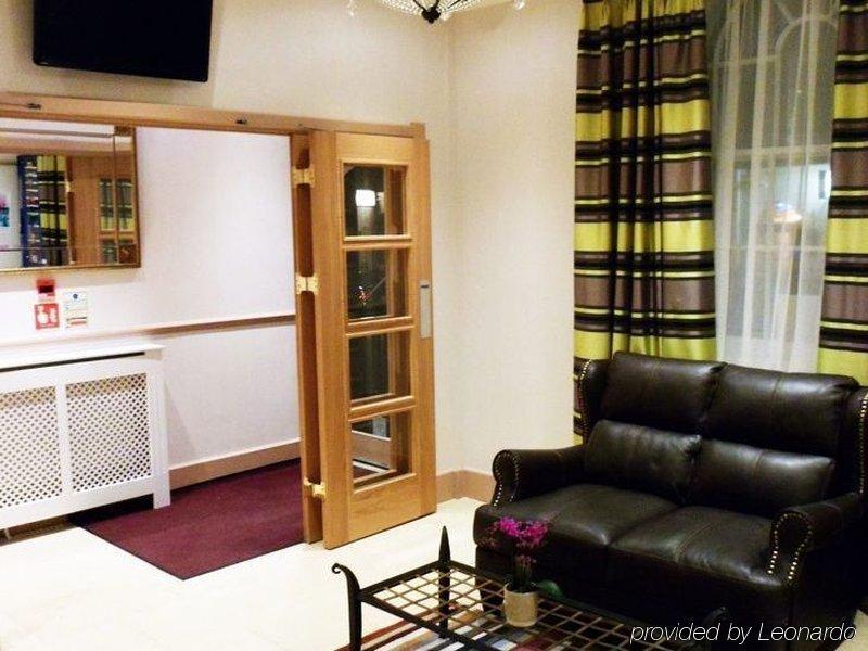 Hotel Oyo Golders