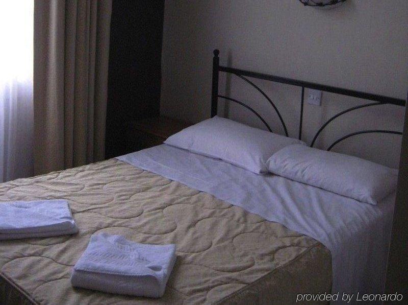 Hotel Oyo Golders 3*