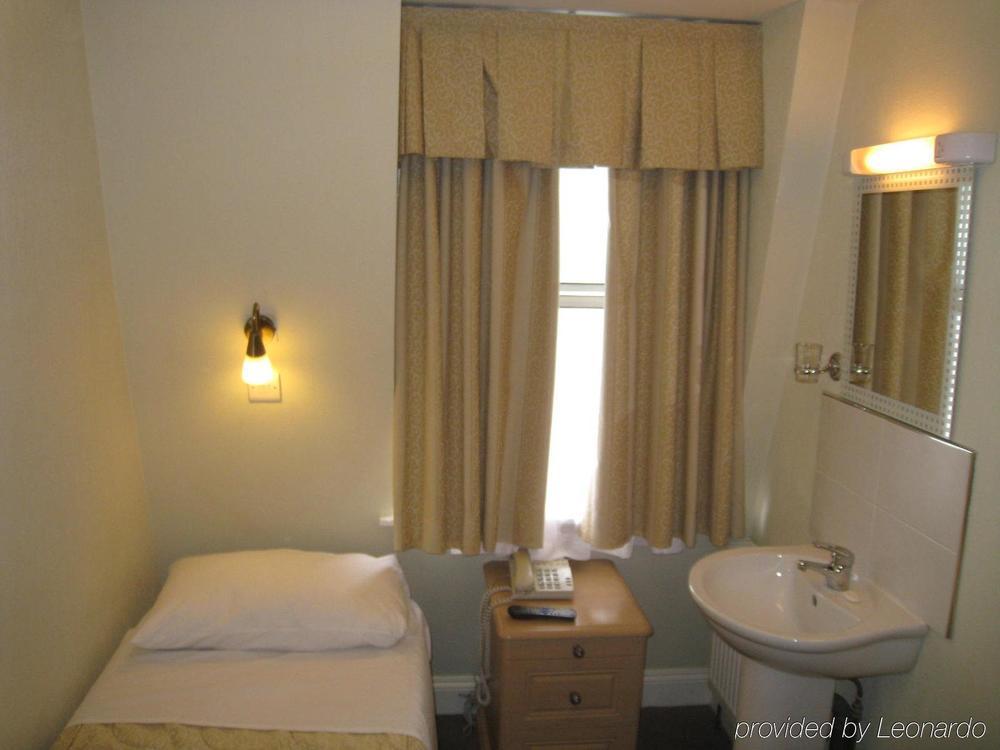 Oyo Golders Hotel