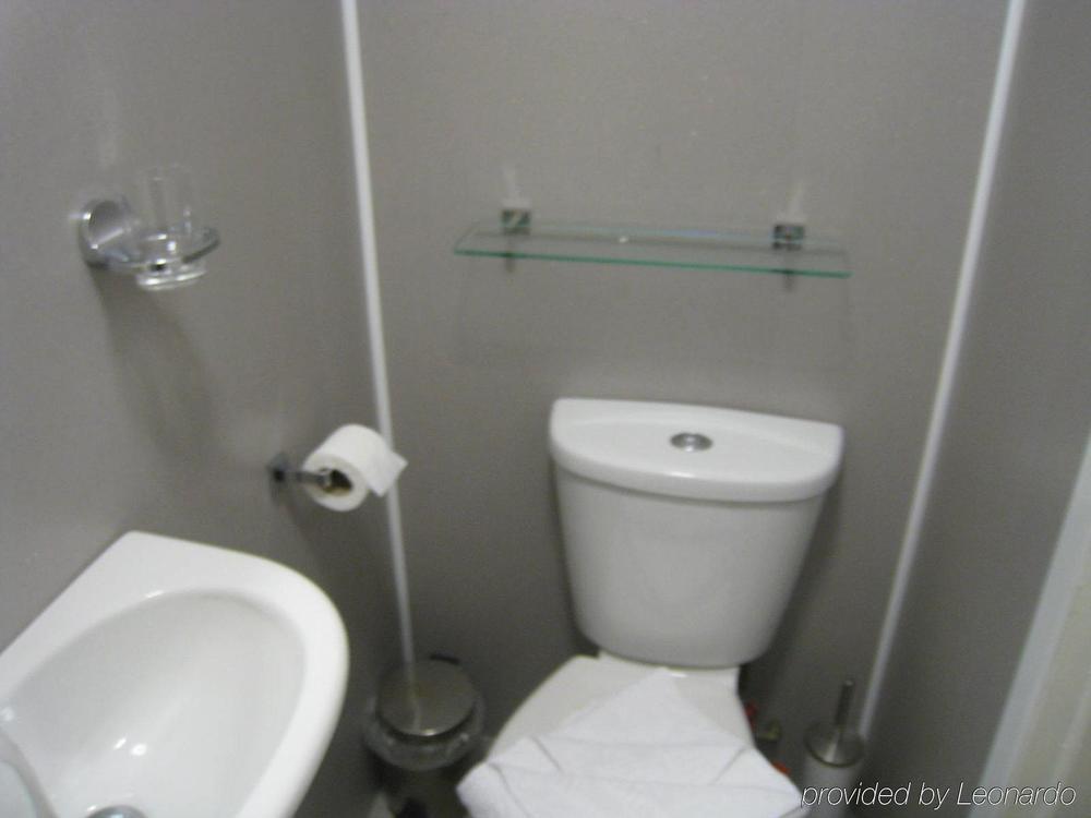 Hotel Oyo Golders 3*