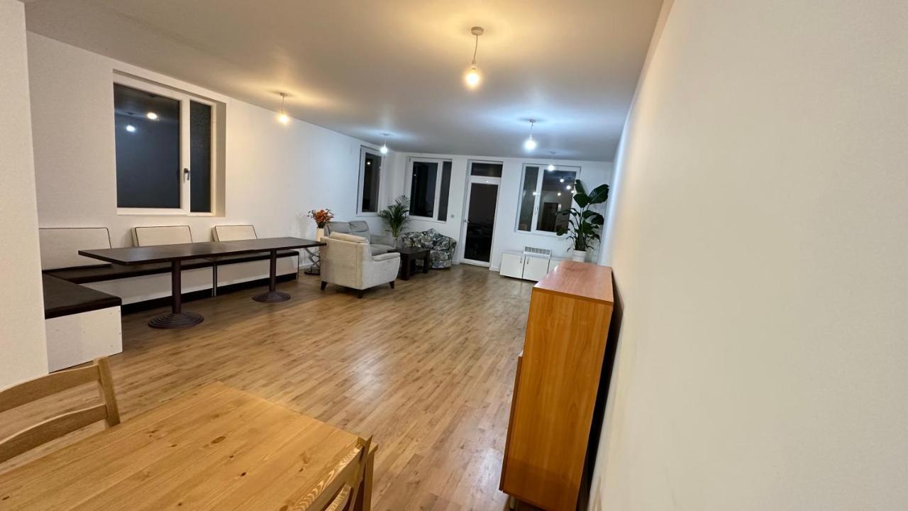 Holiday home North Spacious: 7-bedroom Group Retreat With Gym *