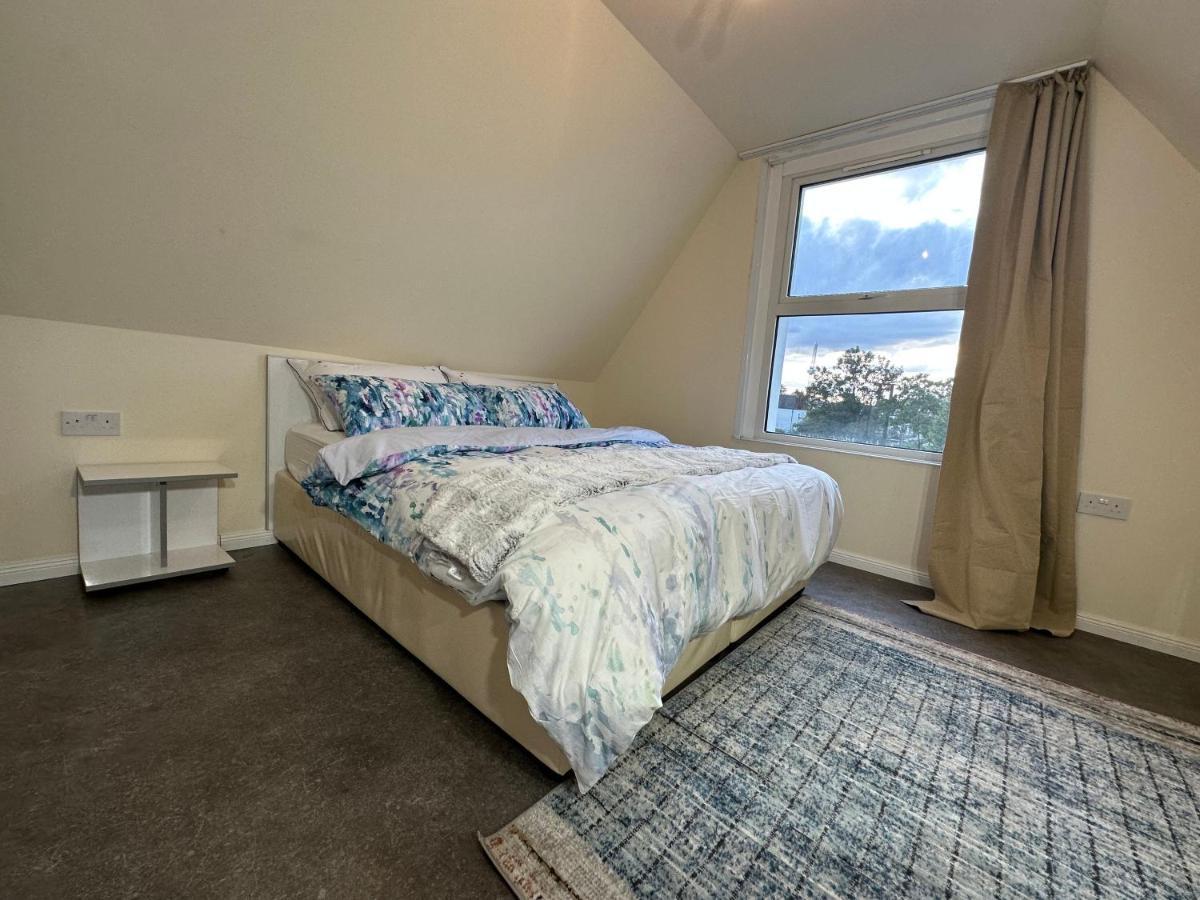 North Spacious: 7-bedroom Group Retreat With Gym