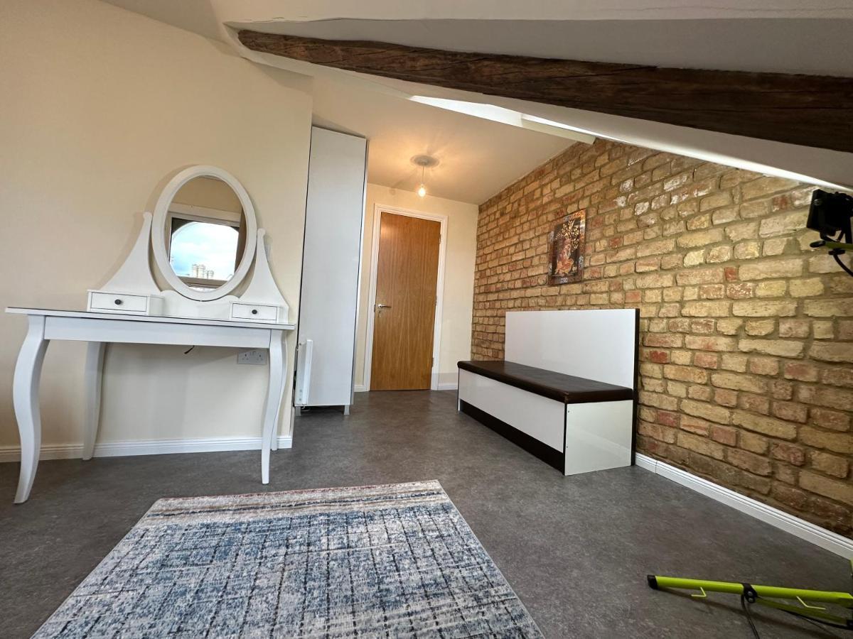 North Spacious: 7-bedroom Group Retreat With Gym * London