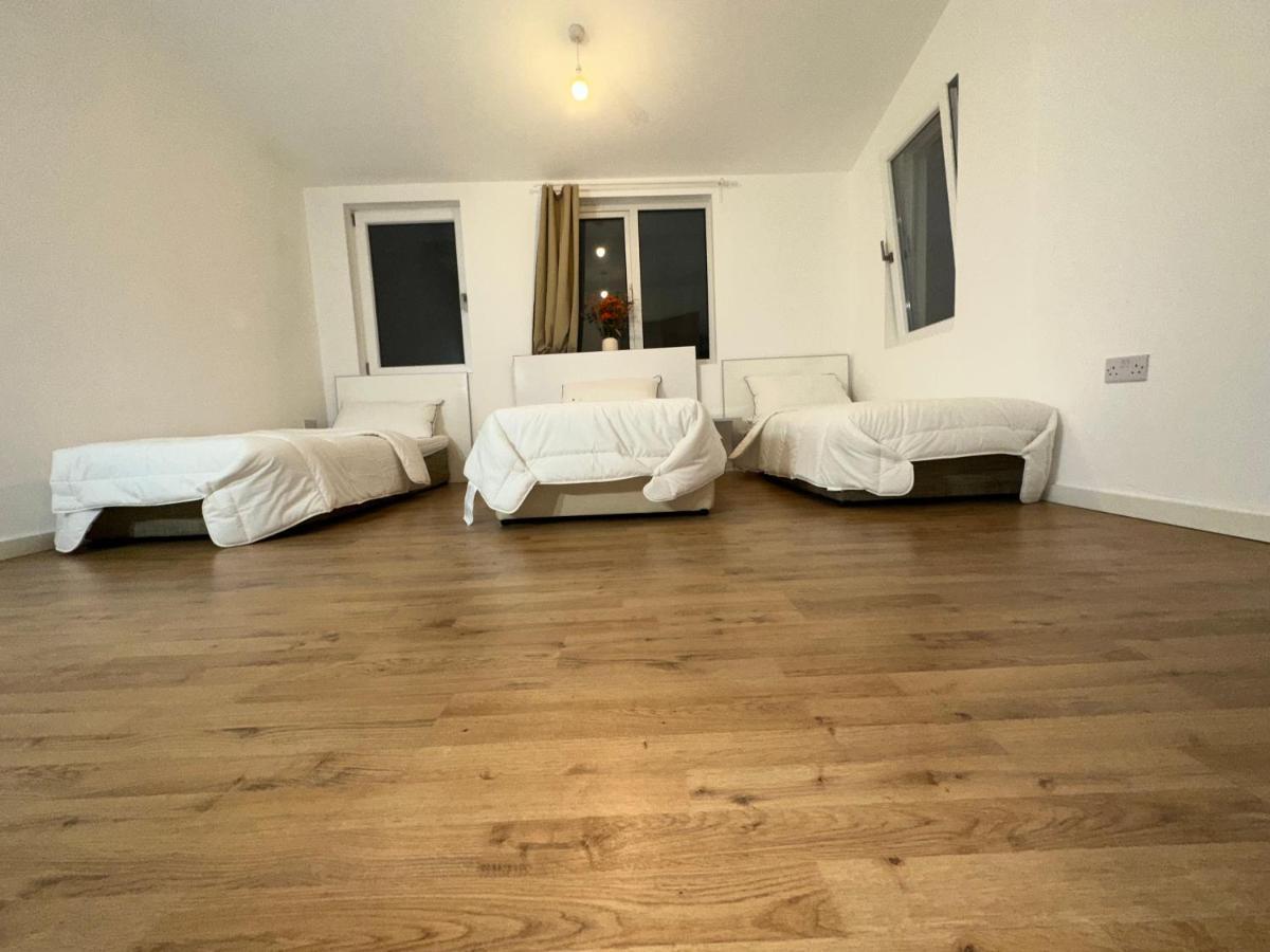 North Spacious: 7-bedroom Group Retreat With Gym * London