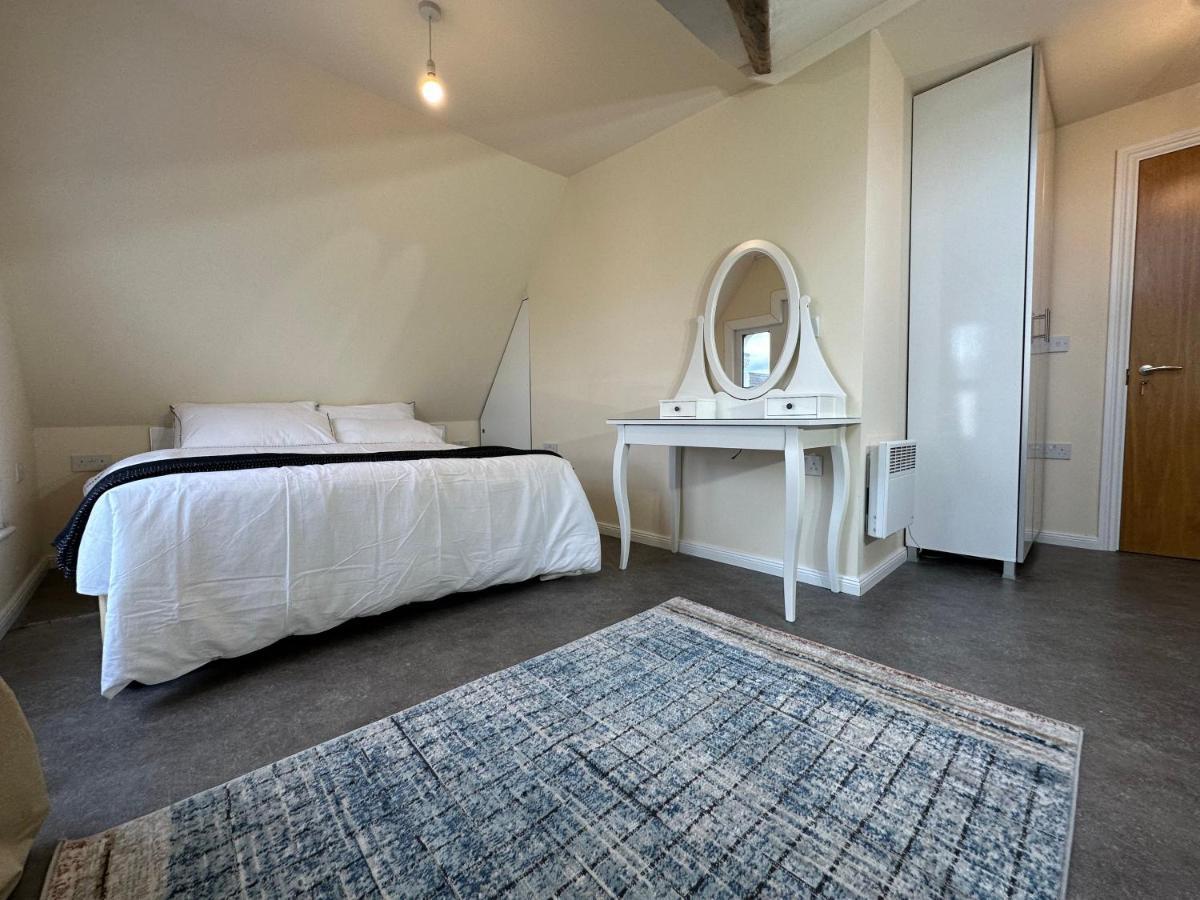 Holiday home North Spacious: 7-bedroom Group Retreat With Gym *