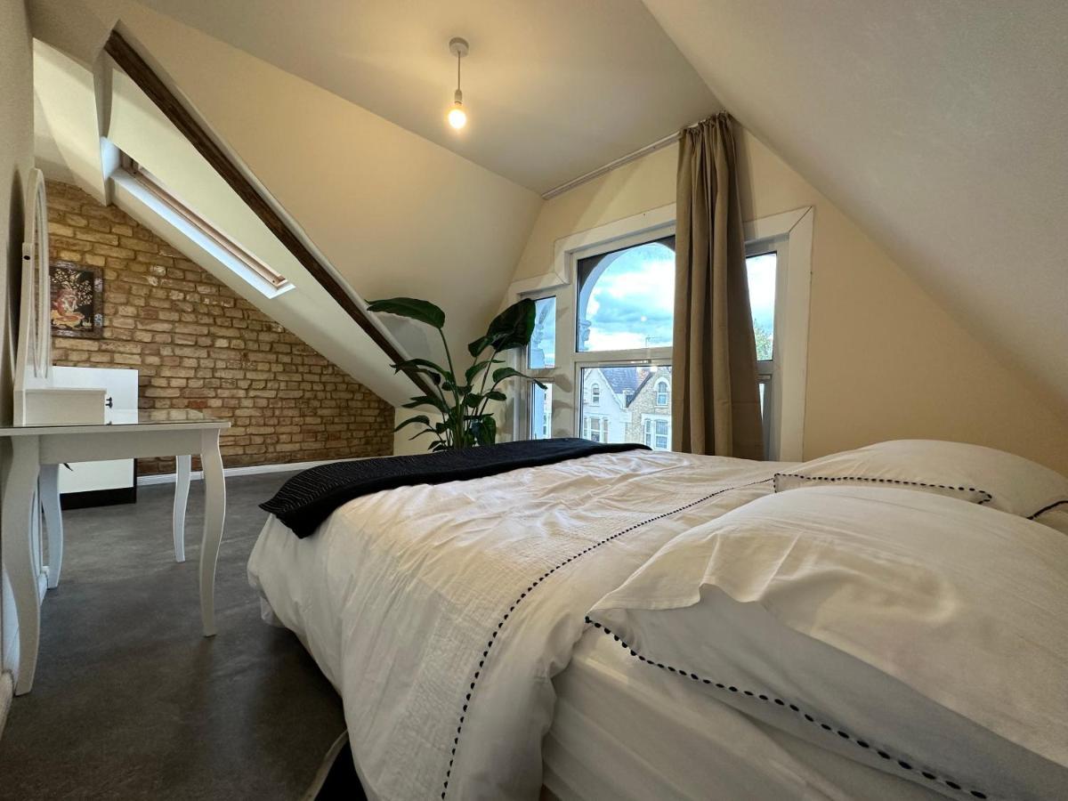 North Spacious: 7-bedroom Group Retreat With Gym